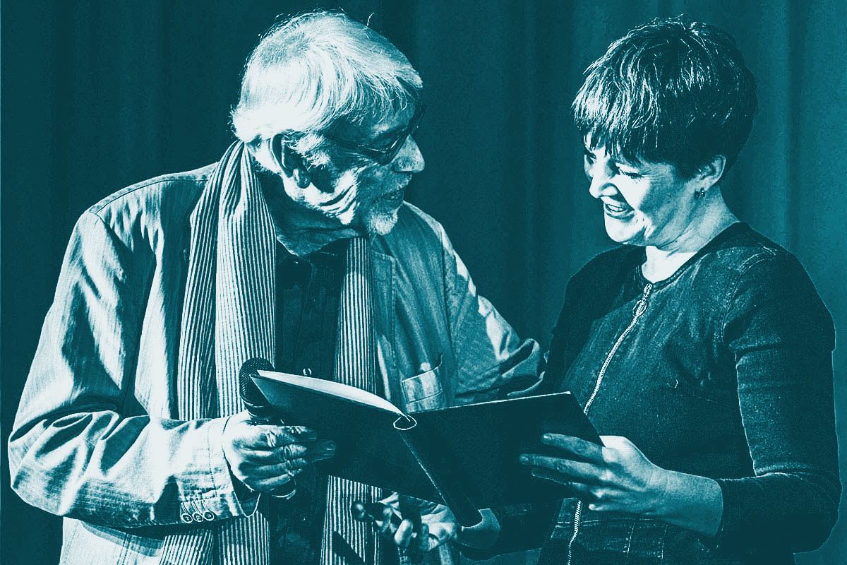 Julia Wolf erhält von Günter Kämpf die Urkunde für den ersten Licher Literatur­preis 2022